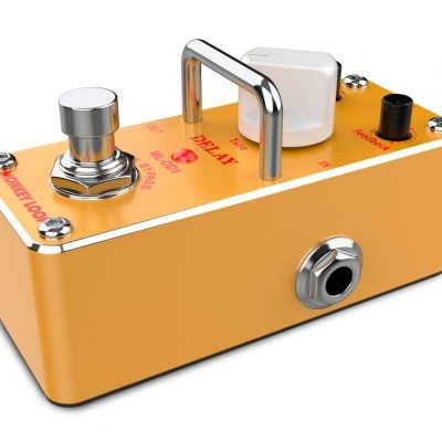 Pedal de guitarra amarelo com texto TITAN TS9 XL