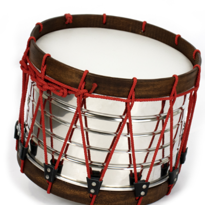 Tambor com madeira escura, metal prateado e cordas vermelhas