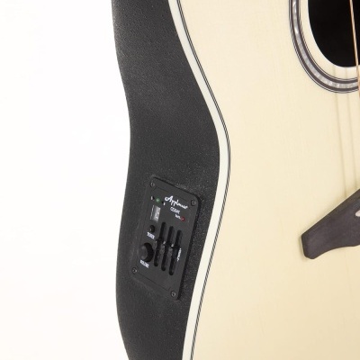 Guitarra acústica elétrica com painel de controlo preto na lateral do corpo