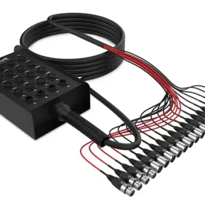 Interface de áudio preto com várias entradas XLR e cabos em leque