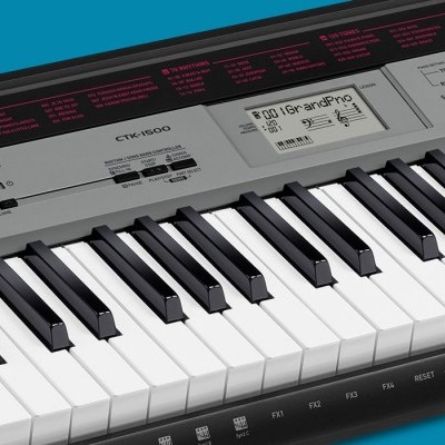 Teclado Casio CTK-1500 com teclas brancas e pretas e painel cinza com texto.