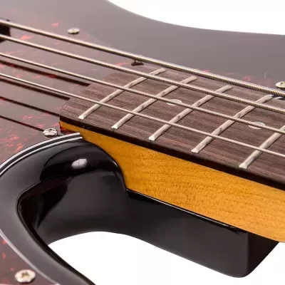 Close-up do braço e corpo de uma guitarra elétrica com madeira clara e preta.