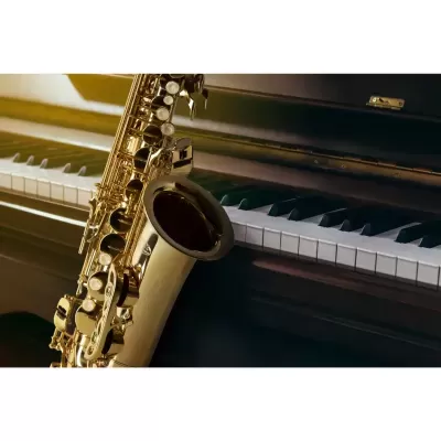 Saxofone dourado em frente a um piano