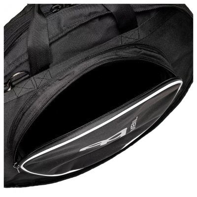 Mala desportiva preta com bolso frontal redondo aberto e fecho