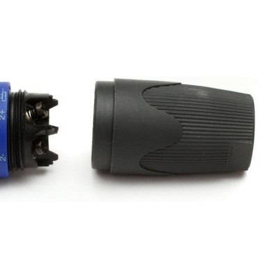 Conector elétrico preto e azul dividido em três partes sobre fundo branco