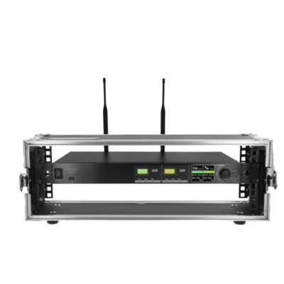 Equipamento eletrónico preto com antenas numa estrutura metálica aberta