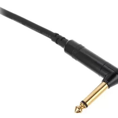 Cabo de instrumento preto com conector dourado em ângulo