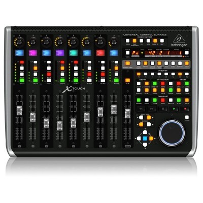 Mesa de controle universal Behringer X-Touch com botões e faders iluminados