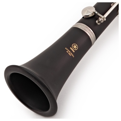 Tubo de clarinete preto com peças prateadas e logotipo Yamaha