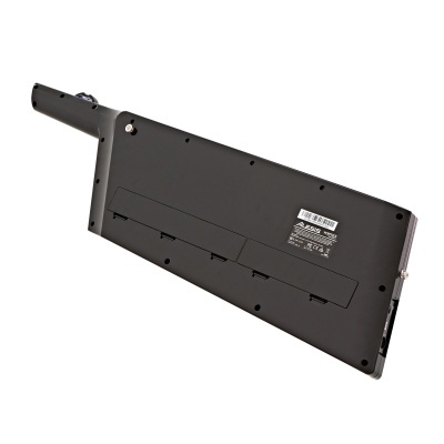 Painel retangular preto com etiquetas brancas e alça tubular numa extremidade