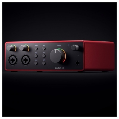 Interface de áudio Focusrite Scarlett 4i4 vermelha e preta com botões iluminados