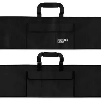 Bolsas retangulares pretas com alças e bolsos, uma com texto MONKEY LOOP
