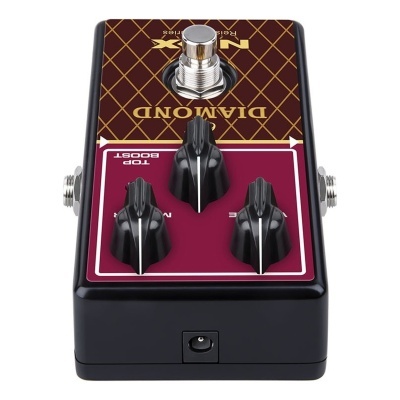 Pedal de efeito para guitarra preto com botões e texto visível DIAMOND e NIX Resist Series