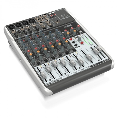 Mesa de mistura áudio Behringer XENYX Q1202USB com botões e sliders coloridos