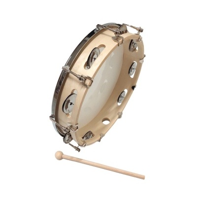 Pandeireta de madeira clara com pele branca e ferragens metálicas, com uma baqueta de madeira clara