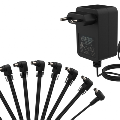 Carregador preto com várias pontas adaptadoras para conectores DC