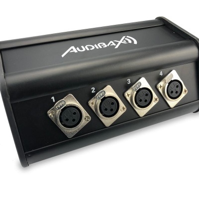 Caixa preta com quatro conectores XLR numerados e logótipo Audibax
