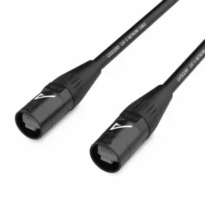 Cabo de rede preto com conectores pretos e texto impresso