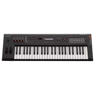 Teclado MIDI preto Yamaha MX49 com 49 teclas e controles no topo