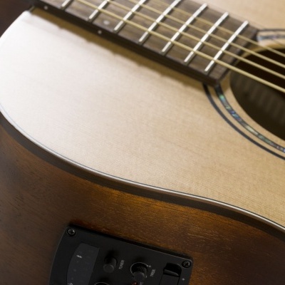 Guitarra acústica com painel eletrónico embutido na lateral