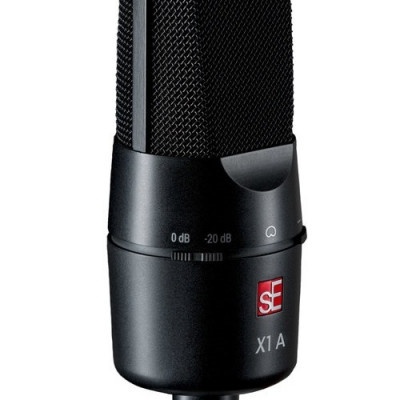 Microfone condensador preto sE Electronics X1 A com grelha e controle de ganho