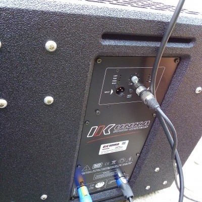 Coluna de som preta KONKA com cabos ligados ao painel traseiro