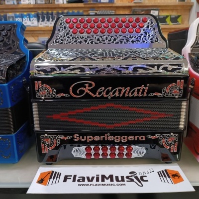 Concertina preta com botões vermelhos decorada com padrões prateados na loja
