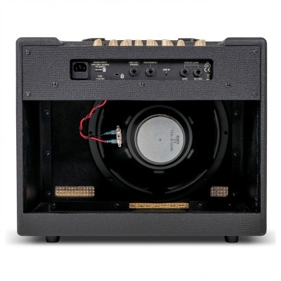 Amplificador de guitarra preto com painel de controlo e alto-falante visível.