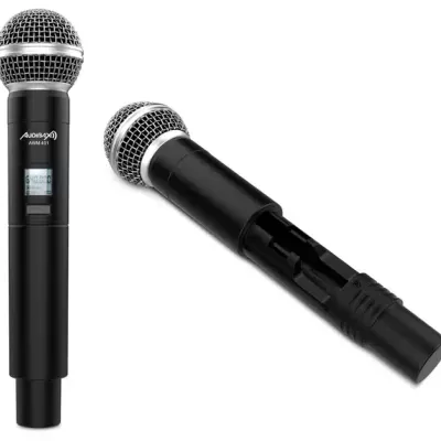 Dois microfones sem fios pretos com grelha metálica prateada e visor digital