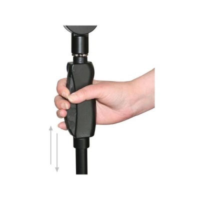 Mão a segurar um dispositivo preto com indicação de movimento vertical.