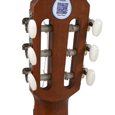 Cabeça de viola clássica em madeira castanha com cravelhas brancas e etiqueta azul AQUA finish