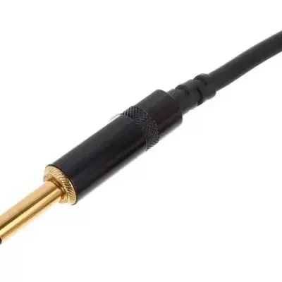Conector jack dourado com cabo preto