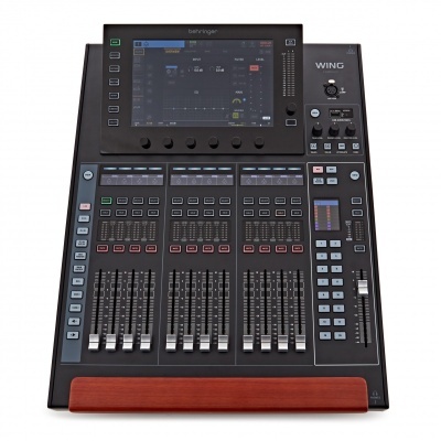 Mesa de mistura áudio digital Behringer WING COMPACT preta com ecrã tátil e botões