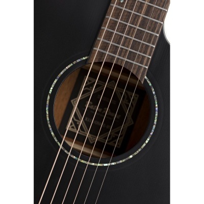 Guitarra acústica preta com braço de madeira