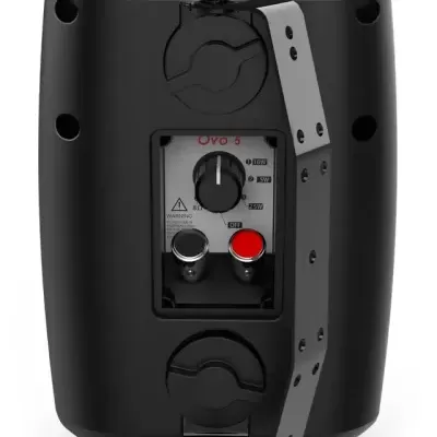 Coluna de som preta com painel de controlo e botões.