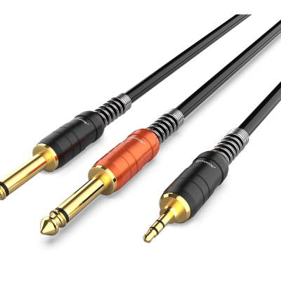 Cabo de áudio com três conectores dourados e cabo preto