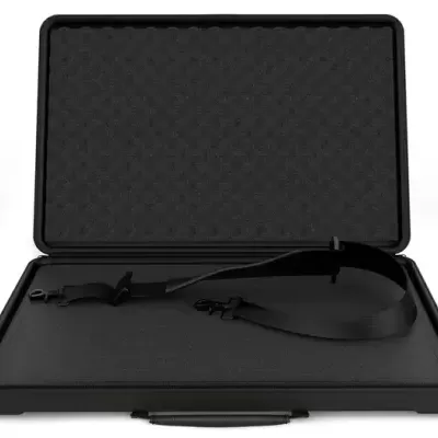 Mala rígida preta aberta com interior acolchoado e alça preta ajustável