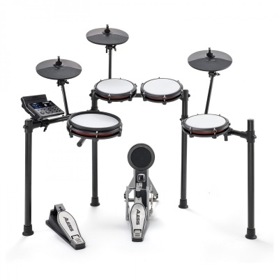 Bateria eletrónica com cinco pads, três pratos e dois pedais ALESIS numa estrutura preta