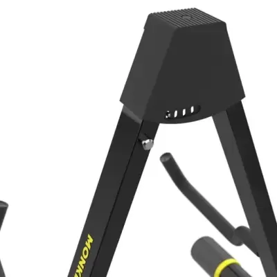 Estrutura metálica preta de equipamento de exercício com detalhes amarelos