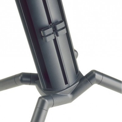 Suporte de tripé preto com estrutura metálica e encaixe