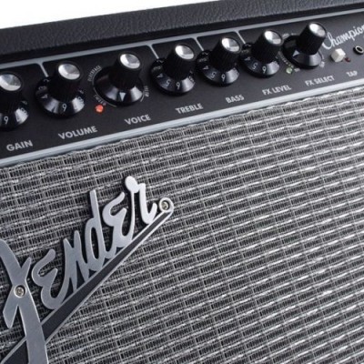 Amplificador Fender preto com botões e grelha cinza