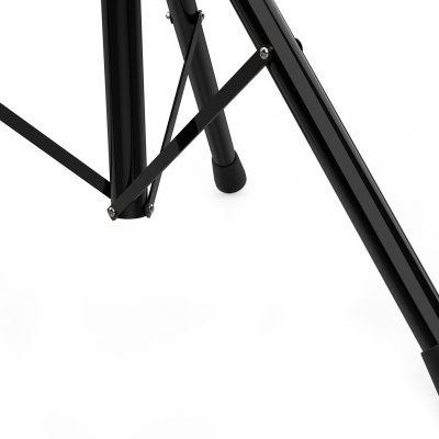 Pé preto de tripé metálico com pontas de borracha.