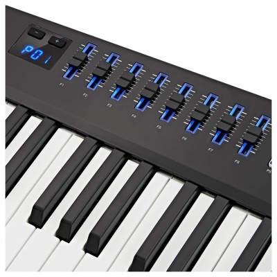 Teclado musical preto com teclas brancas e pretas e painel superior com botões e deslizadores azuis