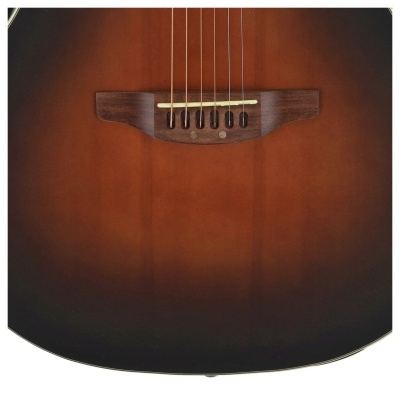 Parte inferior de uma guitarra acústica castanha a preto com cordas metálicas