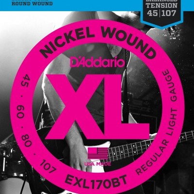 Embalagem de cordas de guitarra elétrica D'Addario XL cor rosa com texto e imagem de músico ao fundo