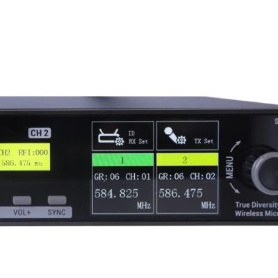 Aparelho eletrônico preto com ecrã e botões para controlo de microfone digital sem fios