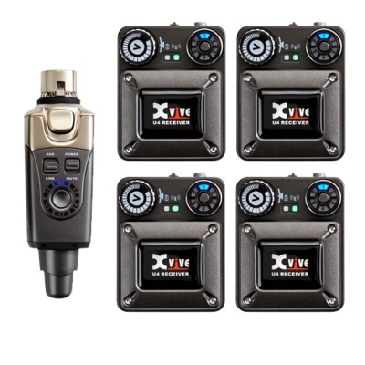 Conjunto de equipamento de áudio com quatro receptores e um transmissor sobre fundo branco