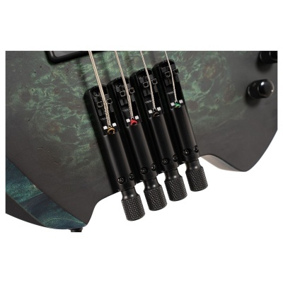 Base de guitarra elétrica verde escura com quatro cordas e mecanismos pretos