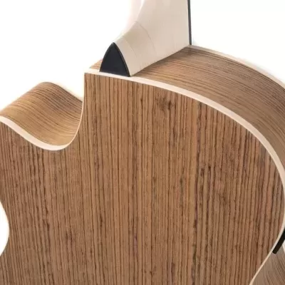 Parte traseira e lateral de guitarra acústica em madeira clara com faixa branca