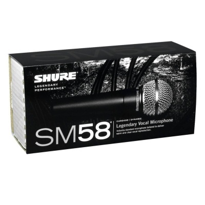 Caixa preta com microfone Shure SM58 e texto informativo